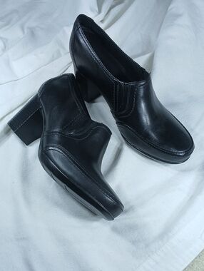 Clarks Black Leather Chunky Heel Slip-On Pumps